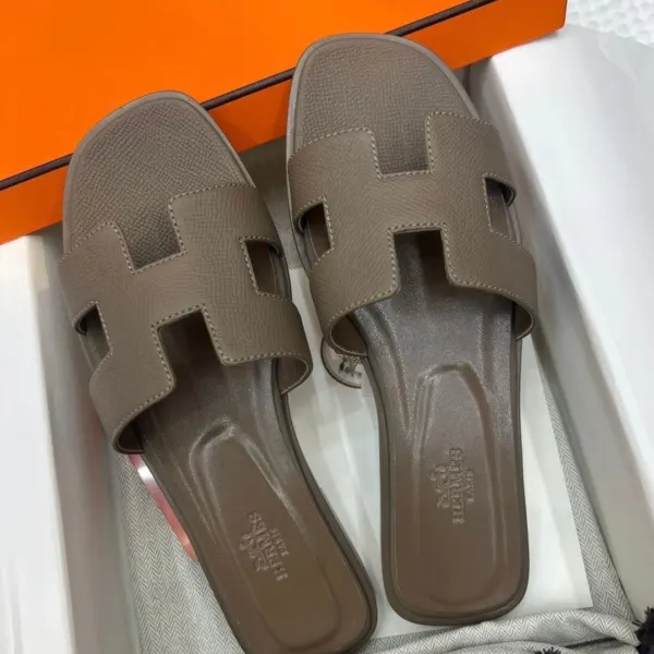 it girl taupe sandals
