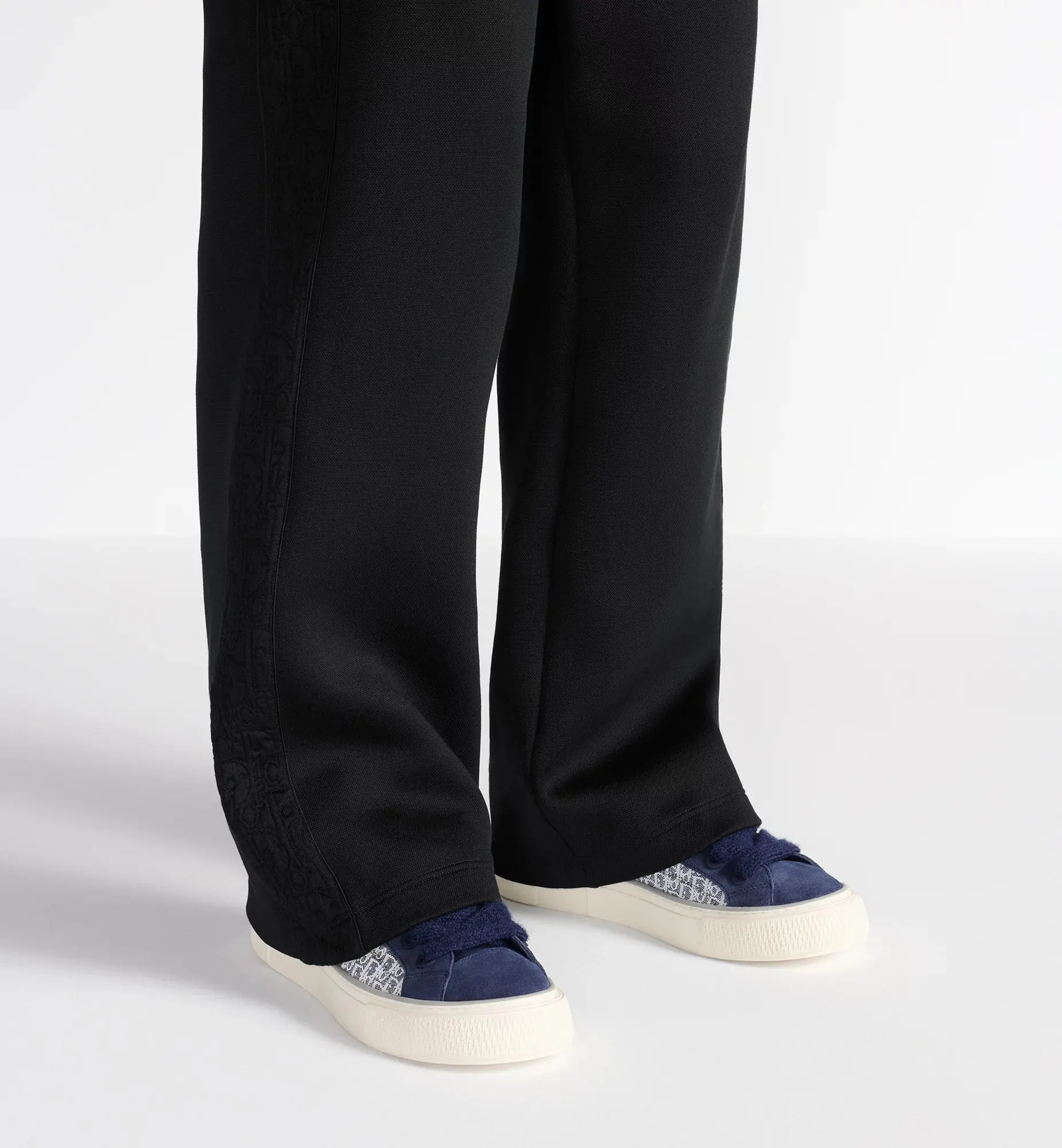 "B33" Spin Sneaker